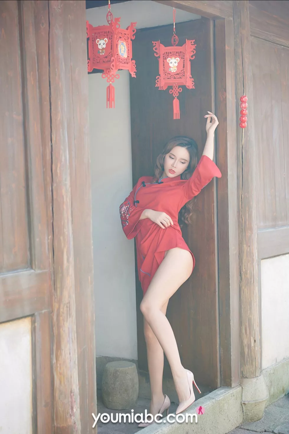 Xgyw.Org_[YouMi尤蜜]Vol.644_嫩模艾小青＆爱丽莎红红火火过大年主题性感旗袍秀美腿迷人写真34P