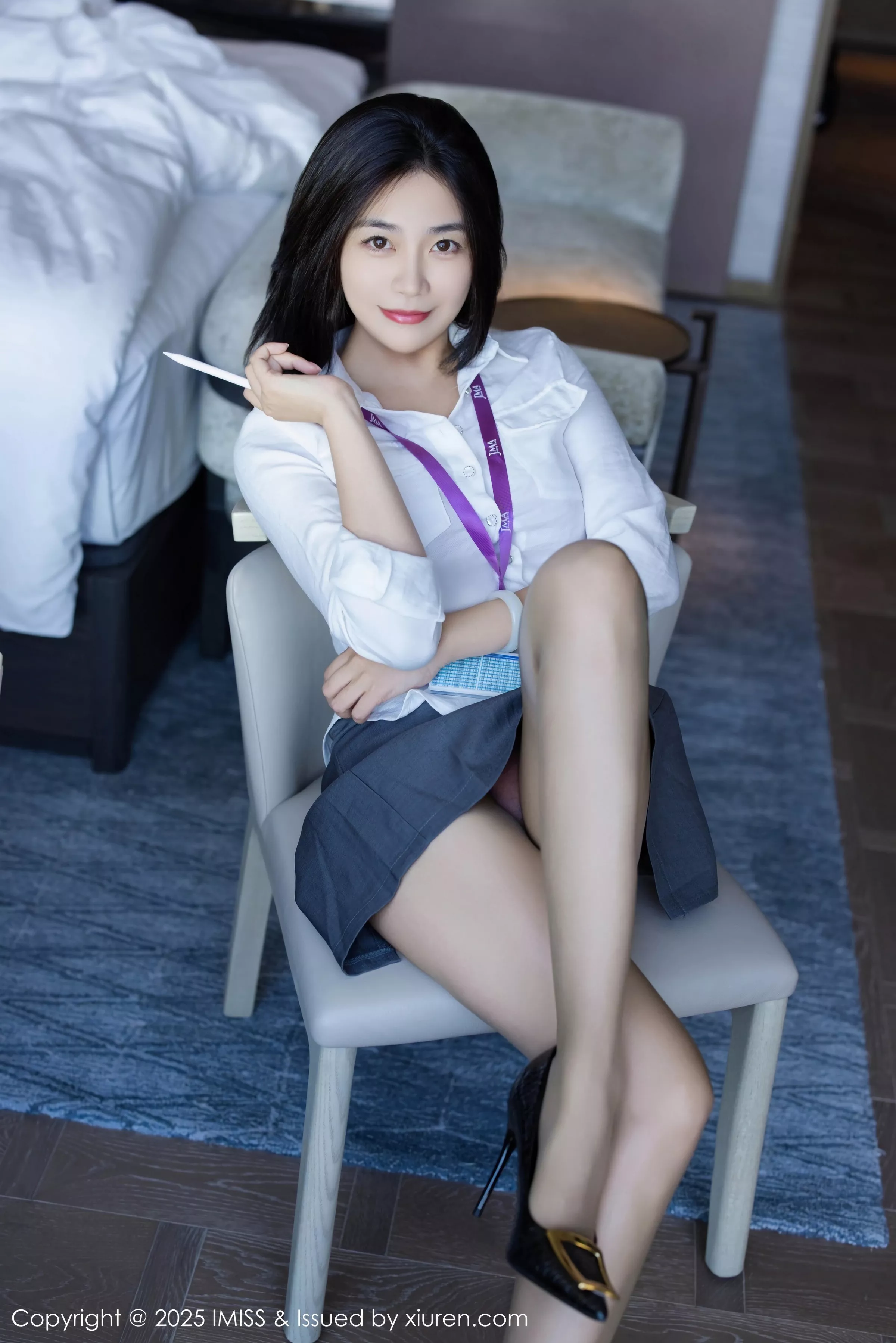 Xgyw.Org_[IMISS爱蜜社]Vol.795_女神许诺Sabrina灰色OL服饰露红色内衣配超薄黑丝秀美腿诱惑写真90P