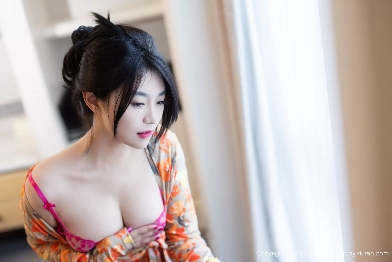 Xgyw.Org_[IMISS爱蜜社]Vol.796_女神许诺Sabrina连衣短裙露红色内衣配超薄肉丝秀美腿诱惑写真98P