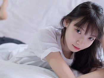 [喵糖映画]Vol.428_白色短T美少女居家私房性感黑色牛仔热裤秀美腿诱惑写真50P