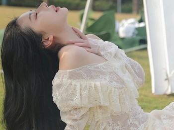 XiuRen第6303期_模特尹甜甜海南旅拍性感白色蕾丝婚纱透视秀完美身材诱惑写真54P