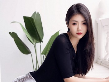 XiuRen第6493期_模特可乐Vicky性感黑上衣配银色短裙露闪亮黑丝秀美腿诱惑写真70P
