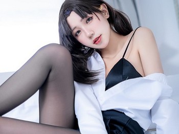 微博萌妹蓝小沂KiKi-OL黑丝主题性感白T配黑色短裙露黑丝裤袜秀美腿诱惑写真42P