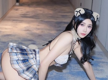 XiuRen第7827期_模特草莓mm性感浅色女仆服饰秀丰满身材白嫩肌肤撩人诱惑写真55P