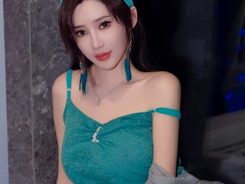 XiuRen第7886期_女神Carol周妍希温泉主题性感墨绿服饰秀丰满身材迷人诱惑写真58P