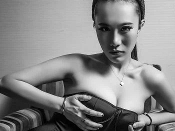 [Toutiao头条女神]No.071_嫩模绮儿暗黑系巨乳小黑兔诱惑写真8P